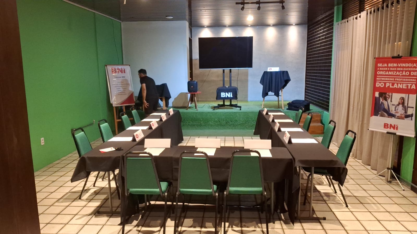 Reunião do grupo de networking BNI acontecendo no auditório, em formato U