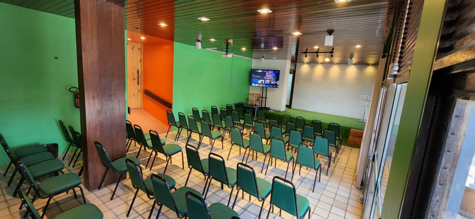 Auditório montado em plenária, com fileiras de cadeiras voltadas para o palco